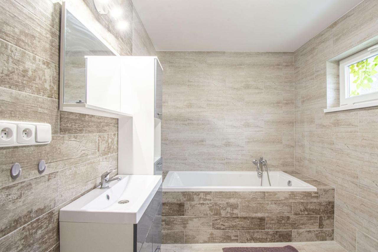 Velky Apartman Zlamanka กรอมเมียร์ริช ภายนอก รูปภาพ