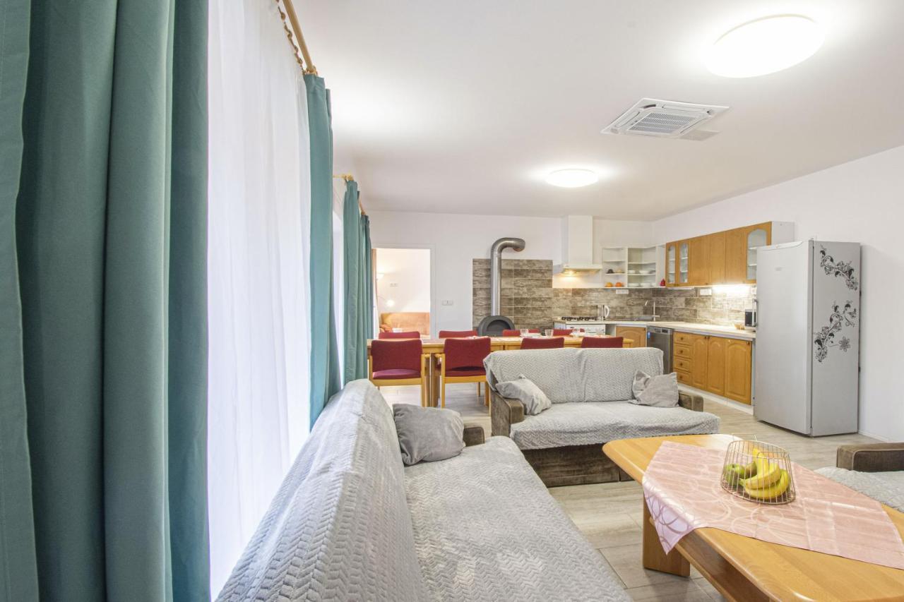 Velky Apartman Zlamanka กรอมเมียร์ริช ภายนอก รูปภาพ